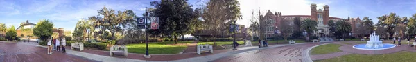 ST AUGUSTINE, FL - FEBRERO 2016: Los turistas caminan a lo largo de la ciudad stree —  Fotos de Stock