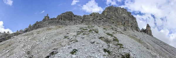 Verbazingwekkende panoramisch uitzicht van Italiaanse Dolomieten op Tre Cime di Lavar — Stockfoto