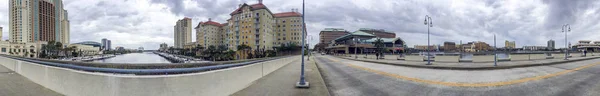 Tampa, Fl - luty 2016: Turystów spacer wzdłuż ulic miasta. Tam — Zdjęcie stockowe
