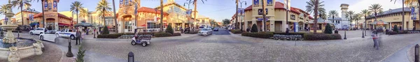 DESTIN, FL - FEBRUARY 2016: Tourrists walk along city streets. Th — стоковое фото