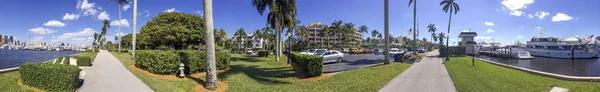 WEST PALM BEACH, FL - FEBRUARY 2016: Tourists along city river. — Stock Photo, Image