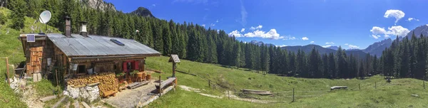 Hütten umgeben von hohen Bergen, italienischen Alpen — Stockfoto