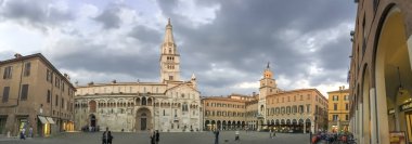 Modena, İtalya - 30 Eylül 2016: Turist ziyaret şehir merkezi, 