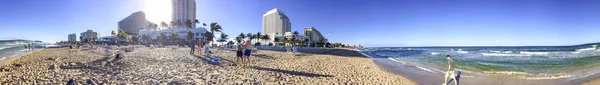 FORT LAUDERDALE, FL - февраль 2016: Туристы наслаждаются городским пляжем . — стоковое фото