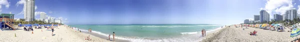 MIAMI BEACH, FL - FEBRERO 2016: Turistas a lo largo de la playa. La c — Foto de Stock