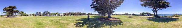 Victoria, Austrálie: Turisté těšit Taylor Park podél velké Ocea — Stock fotografie