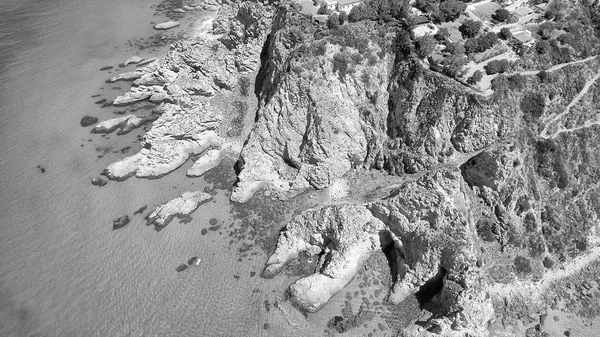 Vista aerea di belle rocce sopra l'oceano cristallino — Foto Stock