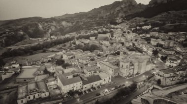 Stilo, Calabria. Gün batımında antik Ortaçağ evlerin havadan görünümü