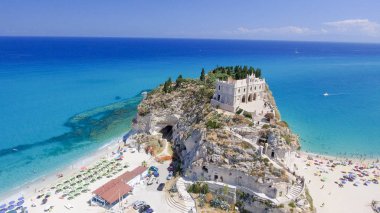 Tropea, İtalya. Santa Maria dell'Isola Manastırı, havadan görünümü