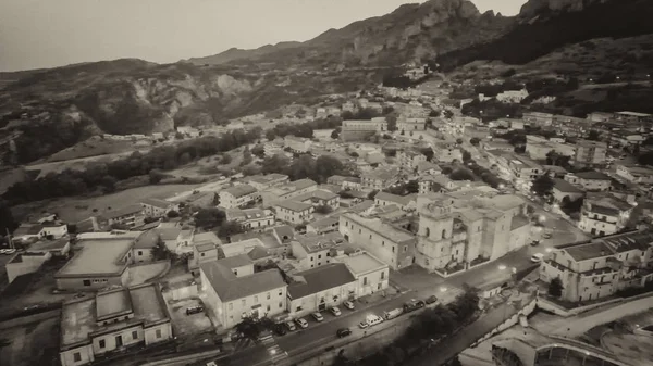 Stilo, Calabria. Aerial view of ancient medieval homes at sunset — Stock Photo, Image