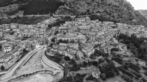 Stilo、カラブリア。夕暮れ時古代中世住宅の空撮 — ストック写真
