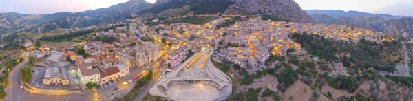 Stilo, Kalábrie - Itálie. Úžasné panoramatické letecký pohled při západu slunce — Stock fotografie