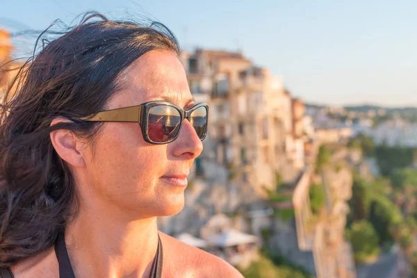 Krásná žena při pohledu na panorama města Tropea, Kalábrie - Itálie — Stock fotografie