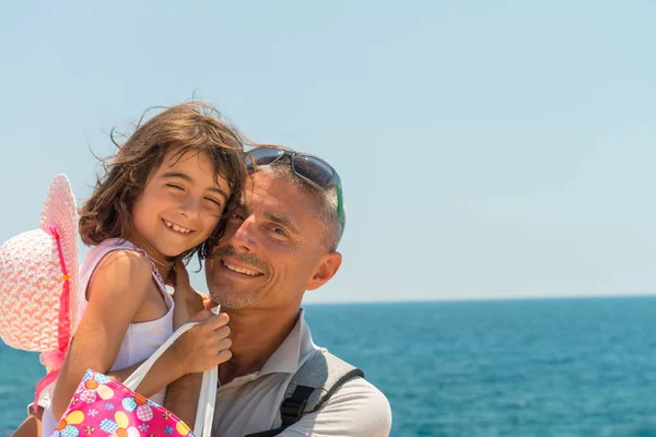 Happy young girl enjoying sea view with her father — Stock Photo, Image