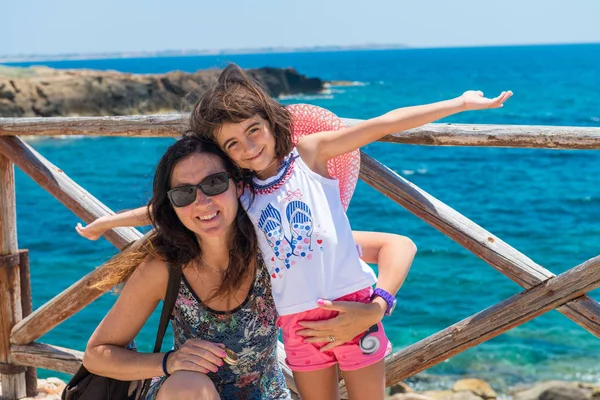Glückliches junges Mädchen genießt Meerblick mit ihrer Mutter — Stockfoto