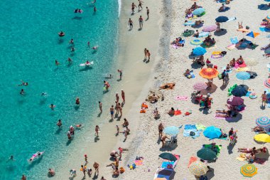 Plajda, tatil kavramı insanların havai görünümü