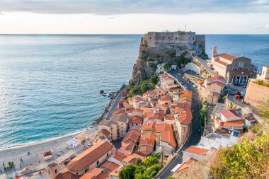 Scilla, Calabria. Ruffo Kalesi ve cityscape