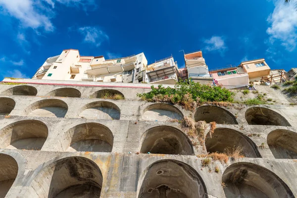 Antike Stadtlandschaft von tropea, Gebäude am Meer — Stockfoto