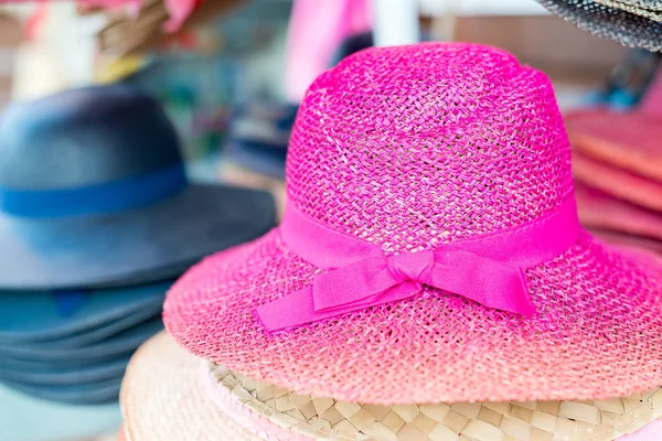 Piyasada renkli şapka — Stok fotoğraf