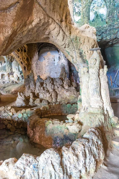 洞窟 Piedigrotta - ピッツォ ビーボ ・ バレンティア カーラブロ、イタリア教会 — ストック写真