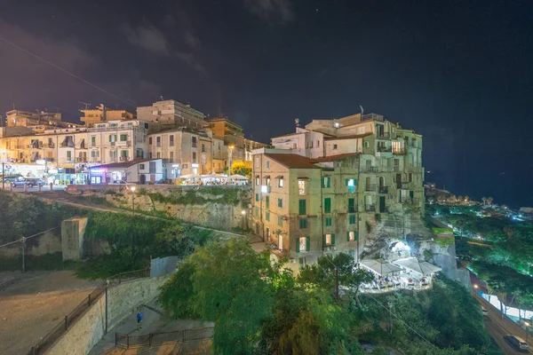 TROPEA, ITALIA - JUNIO 2017: Antiguo paisaje urbano de Tropea por la noche . —  Fotos de Stock