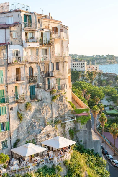 Antike Stadtlandschaft von tropea, Gebäude am Meer — Stockfoto