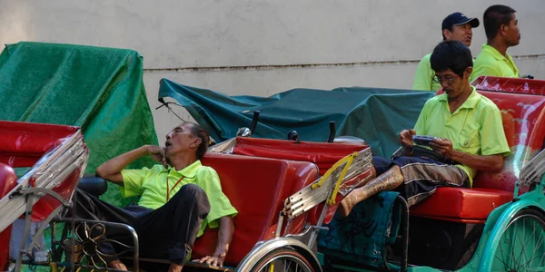 BANGKOK - 22 AGO: Los conductores tuk tuk se relajan antes de la próxima jum cliente —  Fotos de Stock