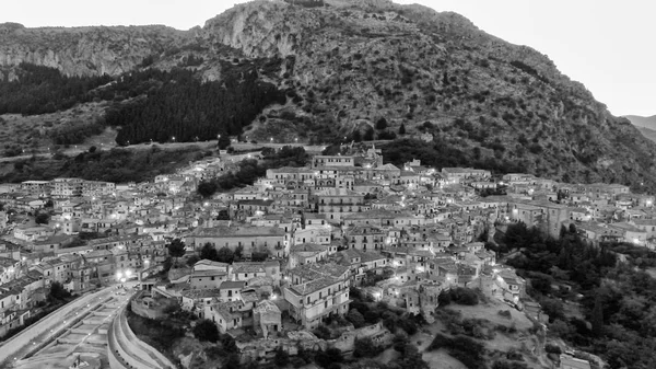 Stilo, Calabria. Aerial view of ancient medieval homes at sunset — Stock Photo, Image