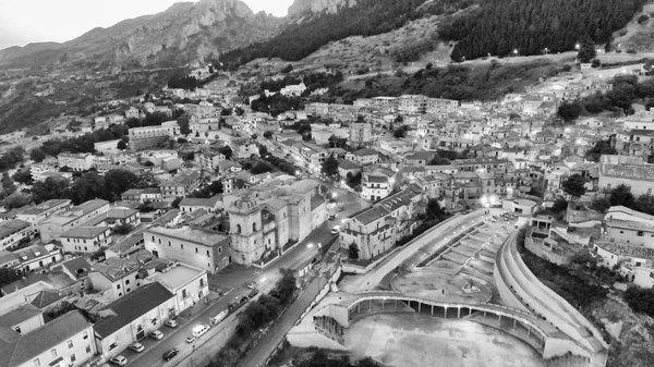 Stilo, Itálie. Letecký pohled na středověké Panorama za soumraku — Stock fotografie