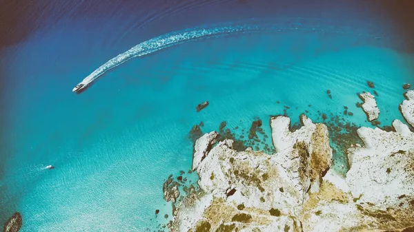 Vue aérienne de magnifiques rochers sur un océan cristallin — Photo