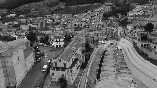 Stilo, Italia. Veduta aerea dello skyline medievale al tramonto — Foto Stock