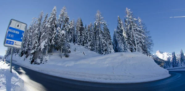 Paisaje nevado de las montañas Dolomitas durante el invierno — Foto de Stock