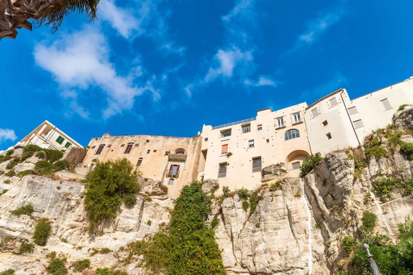 Bir Tropea, binalar deniz boyunca antik cityscape