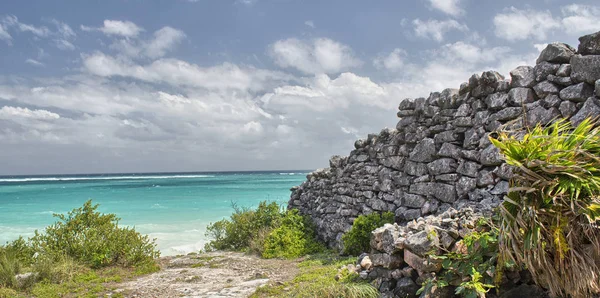Красивый вид на руины тулум-майя — стоковое фото