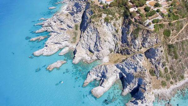 Vista aérea de hermosas rocas sobre el océano cristalino —  Fotos de Stock