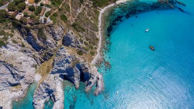Berrak okyanus güzel kayaçların genel gider görünümü