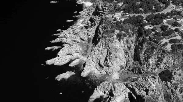 Vista aérea de hermosas rocas sobre el océano cristalino — Foto de Stock