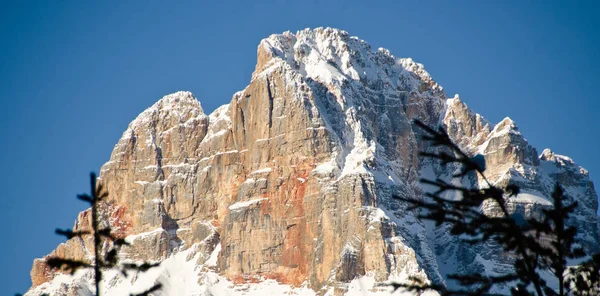 Paisagem nevada de Dolomitas Montanhas durante o inverno — Fotografia de Stock