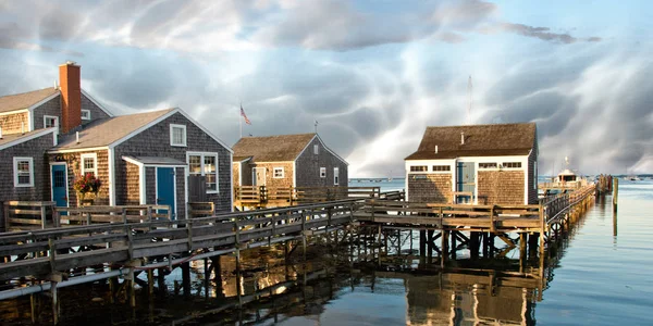 Groupe de maisons sur l'eau à Nantucket, États-Unis . — Photo