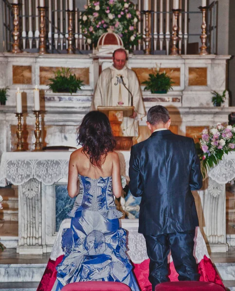 Невеста и жених на свадебной церемонии — стоковое фото