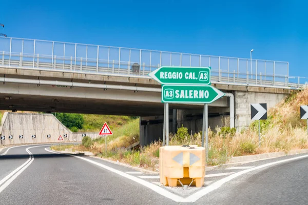 Salerno Reggio Calabria eyaletler arası otoyol işaretleri ve yön, — Stok fotoğraf