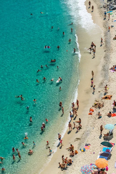 Plajda, tatil kavramı insanların havai görünümü
