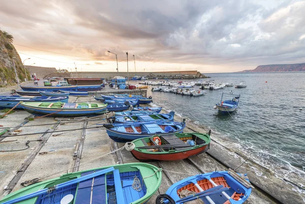 Linia brzegowa Scilla i łodzi w Chianalea o zachodzie słońca, Calabria, Ita — Zdjęcie stockowe