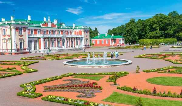 タリン、エストニア - 2017 年 7 月 15 日: 観光客訪問カドリオルグ宮殿 — ストック写真