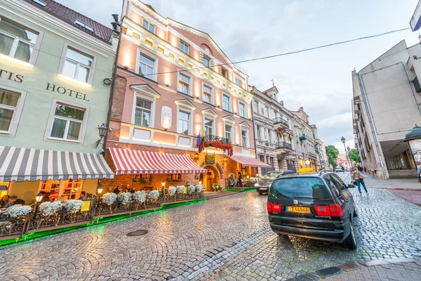 VILNIUS, LITUANIE - 9 JUILLET 2017 : Les touristes visitent les rues de la ville a — Photo