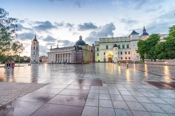 Καθεδρικός Βασιλική και η πλατεία, Βίλνιους, σε ένα όμορφο καλοκαιρινό ήλιο — Φωτογραφία Αρχείου