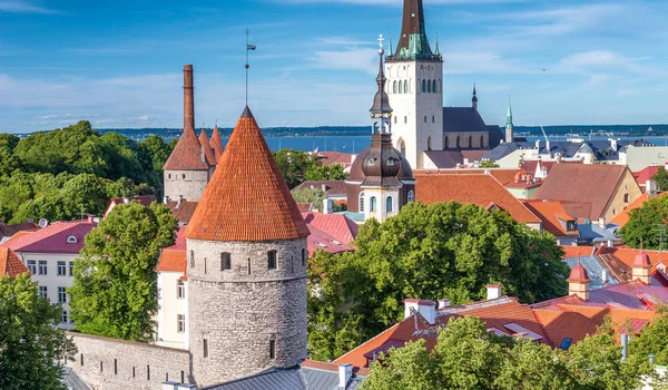 Красивая средневековая архитектура Таллинна — стоковое фото