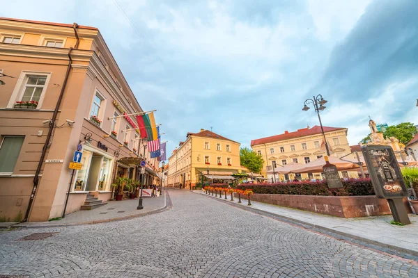Vilnius, Litvánia - 2017. július 9.: A turisták látogatása a város utcáin a — Stock Fotó