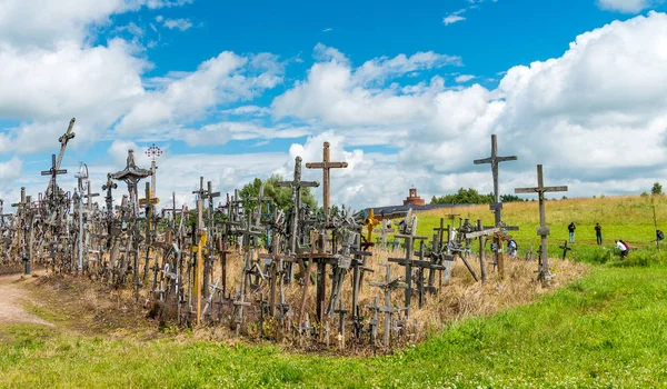 Siauliai, Litouwen - 9 juli 2017: Toeristen en pelgrims bezoek — Stockfoto