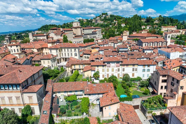 Krásný letecký pohled na panoráma města Bergamo Alta, Itálie — Stock fotografie